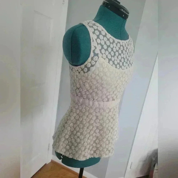 Banana Republic Size 2 Floral Illusion Peplum Blouse - Picture 2 of 6